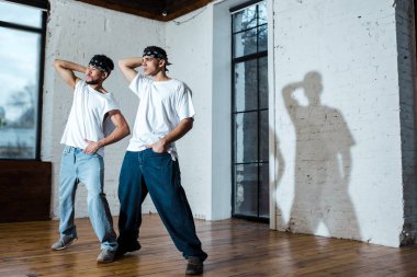 Dans stüdyosunda poz veren çok kültürlü, yakışıklı dansçılara ilgi. 