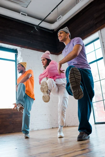 Selektivt Fokus Stiliga Mångkulturella Män Sneakers Breakdance Med Vacker Flicka — Stockfoto