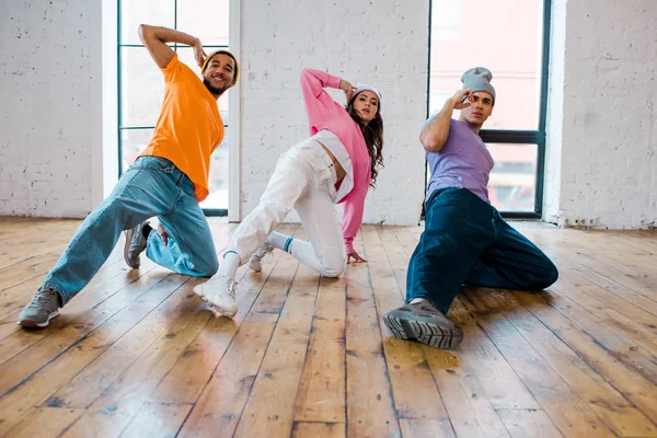 Stylowe Wielokulturowe Mężczyźni Kapelusze Breakdance Piękną Młodą Kobietą — Zdjęcie stockowe