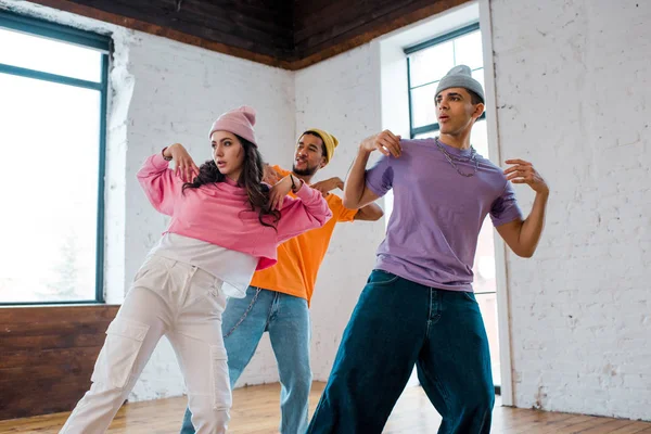 Κορίτσι Breakdancing Και Gesturing Κομψό Πολυπολιτισμικό Άνδρες Καπέλα — Φωτογραφία Αρχείου