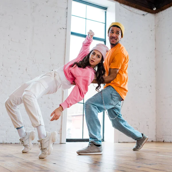 Casal Interracial Chapéus Breakdancing Estúdio Dança — Fotografia de Stock