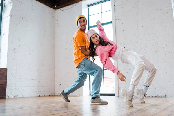 Menina Atraente Breakdancing Perto Homem Americano Africano Chapéu — Fotografia de Stock