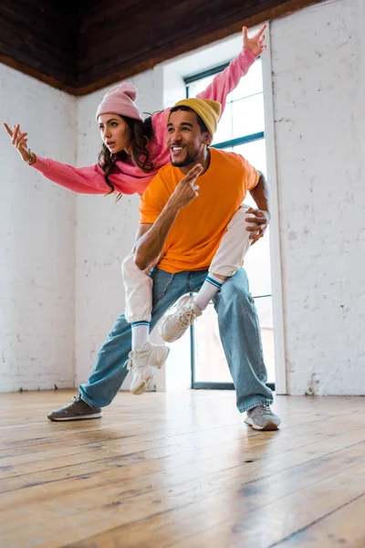 Счастливый Африканский Американец Подцепил Привлекательную Танцовщицу — стоковое фото
