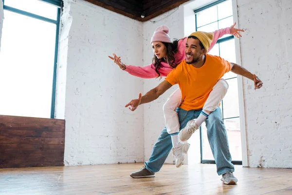 Alegre Africano Americano Hombre Piggybacking Atractiva Bailarina — Foto de Stock