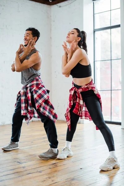 Chica Bonita Feliz Afroamericano Hombre Bailando Jazz Funk — Foto de Stock