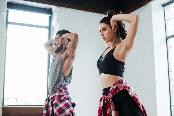 Joven Mujer Feliz Afroamericano Hombre Bailando Jazz Funk —  Fotos de Stock