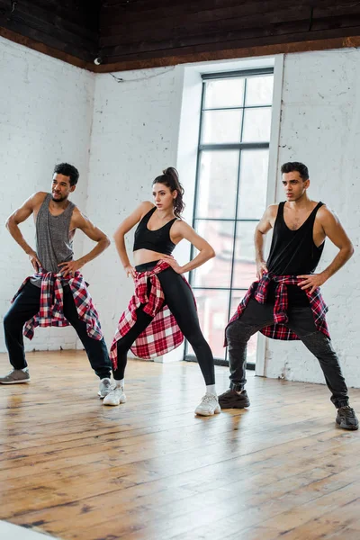 Homens Multiculturais Bonitos Menina Atraente Com Mãos Quadris Dançando Jazz — Fotografia de Stock