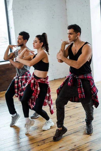 Hombres Multiculturales Guapos Mujer Atractiva Bailando Jazz Funk — Foto de Stock