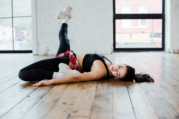 Flexibles Mädchen Auf Dem Boden Liegend Beim Jazzfunk Tanzen — Stockfoto