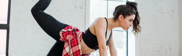 Panoramisch Schot Van Jonge Flexibele Vrouw Poseren Tijdens Het Dansen — Stockfoto