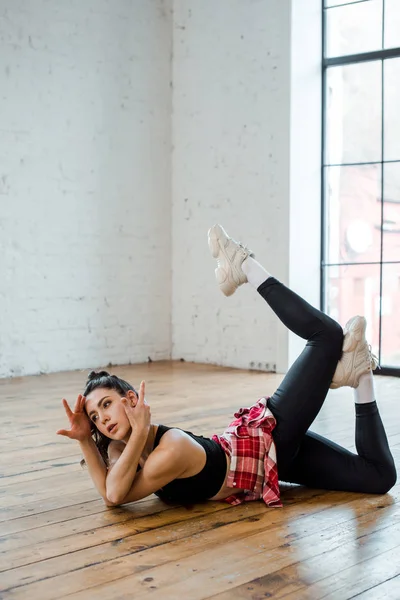 Joven Mujer Flexible Posando Mientras Baila Jazz Funk —  Fotos de Stock