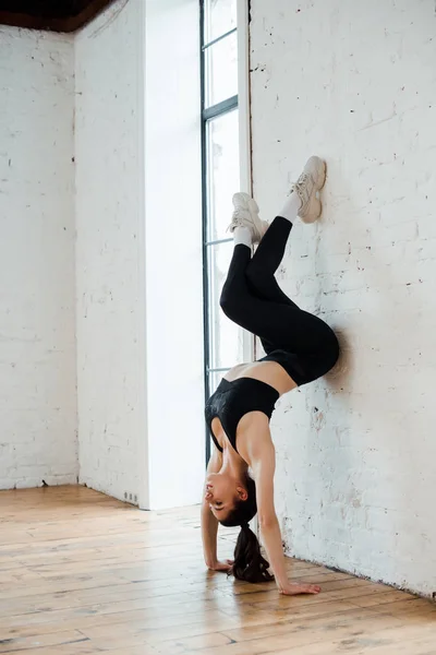 Jeune Femme Faisant Handstand Près Mur Briques Dans Studio Danse — Photo