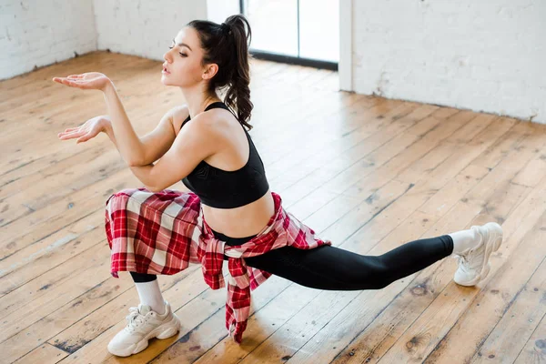 Young Flexible Woman Stretching While Gesturing Dancing Jazz Funk — Stock Photo, Image