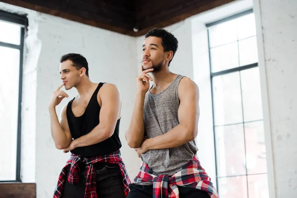 Nachdenkliche Multikulturelle Männer Berühren Gesichter Tanzstudio — Stockfoto