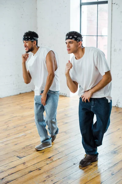 Dançarinos Multiculturais Bonitos Headbands Dançando Hip Hop — Fotografia de Stock