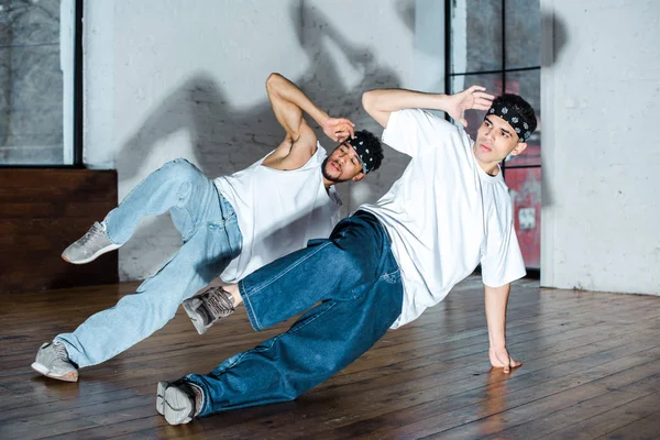 Reflektorfényben Jóképű Multikulturális Táncosok Fejpózban Tánc Közben Hip Hop — Stock Fotó