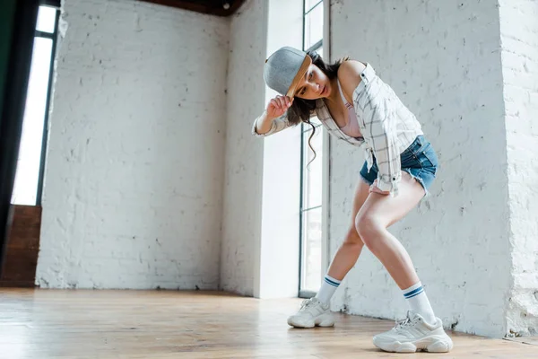Menina Atraente Tocando Cap Enquanto Dança Hip Hop — Fotografia de Stock
