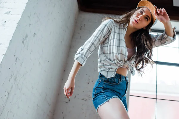 Low Angle View Attractive Dancer Posing Touching Cap Dance Studio — Stock Photo, Image