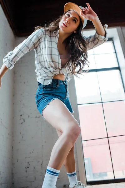 Vista Ángulo Bajo Atractiva Bailarina Bailando Hip Hop Tocando Gorra — Foto de Stock