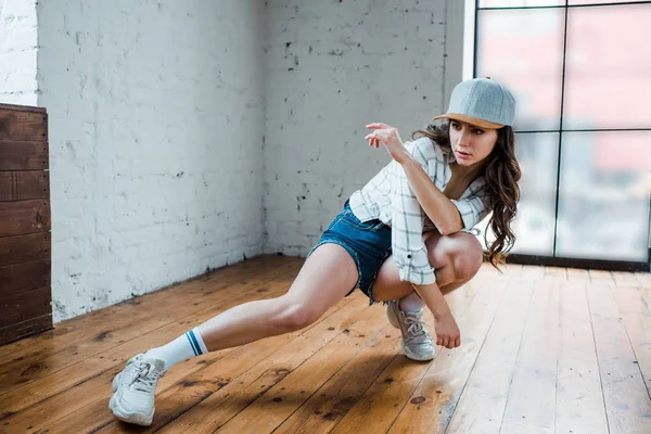 Atrakcyjna Tancerka Skrzyżowanymi Ramionami Tańcząca Hip Hop Studio Tańca — Zdjęcie stockowe