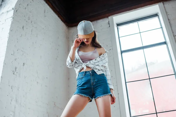 Low Angle View Dancer Covering Face Cap Posing Dance Studio — Stock Photo, Image