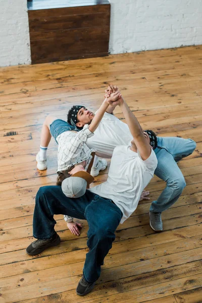 Vista Aérea Dançarinos Multiculturais Mãos Dadas Enquanto Posam Estúdio Dança — Fotografia de Stock