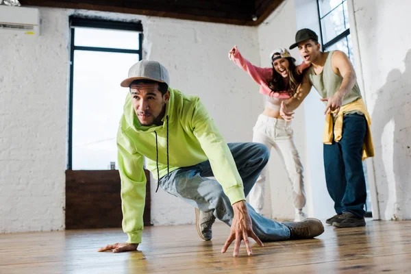 Enfoque Selectivo Del Guapo Bailarín Afroamericano Breakdance Cerca Hombre Mujer — Foto de Stock