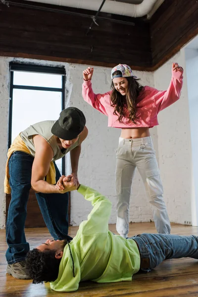 Excitée Fille Souriant Près Danseurs Multiculturels Tenant Main Dans Studio — Photo
