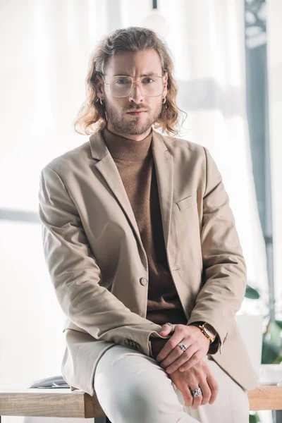 Elegante Homem Negócios Moda Sentado Mesa Escritório — Fotografia de Stock