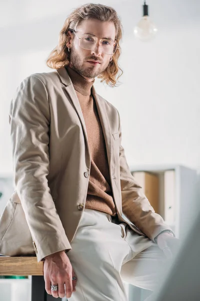 Selektiver Fokus Eines Eleganten Modischen Geschäftsmannes Der Büro Schreibtisch Sitzt — Stockfoto