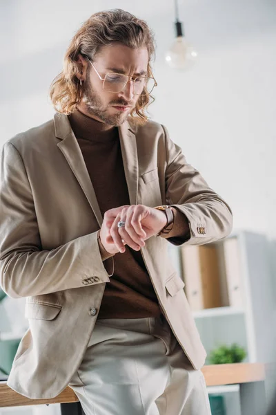 Elegante Modieuze Zakenman Zoek Naar Polshorloge — Stockfoto