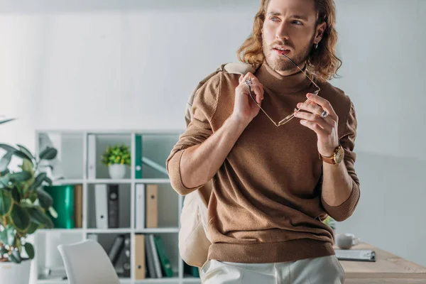 Elegante Homem Negócios Elegante Segurando Óculos Jaqueta Olhando Para Longe — Fotografia de Stock