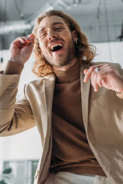 Gözlüklü Kameraya Gülen Modaya Uygun Adamının Düşük Açılı Görüntüsü — Stok fotoğraf