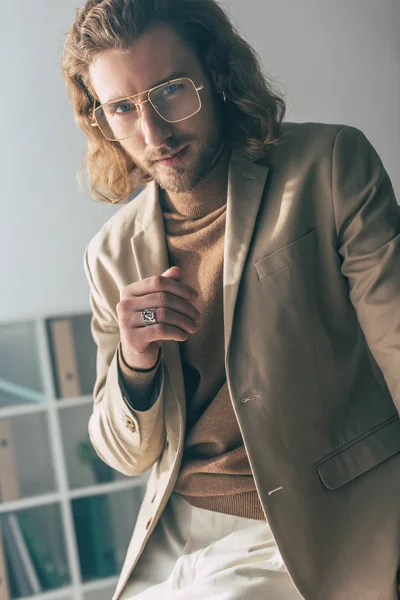 Elegante Homem Negócios Elegante Olhando Para Câmera Luz Sol Escritório — Fotografia de Stock