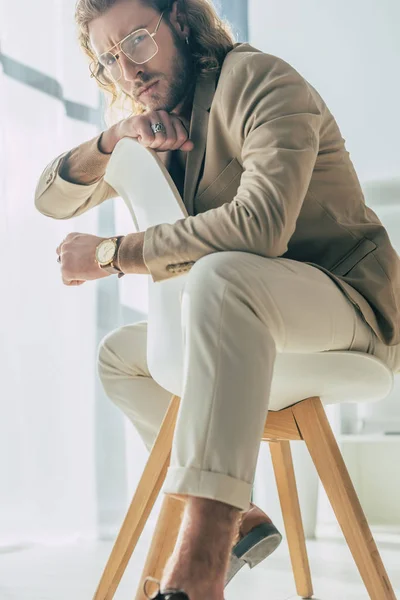 Elegante Homem Negócios Moda Posando Cadeira Olhando Para Câmera Luz — Fotografia de Stock