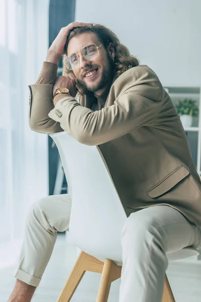 Lächeln Elegante Modische Geschäftsmann Posiert Auf Stuhl Büro — Stockfoto
