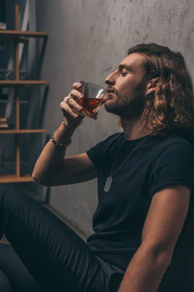 Side View Fashionable Businessman Black Outfit Drinking Whiskey Floor Grey — Stock Photo, Image