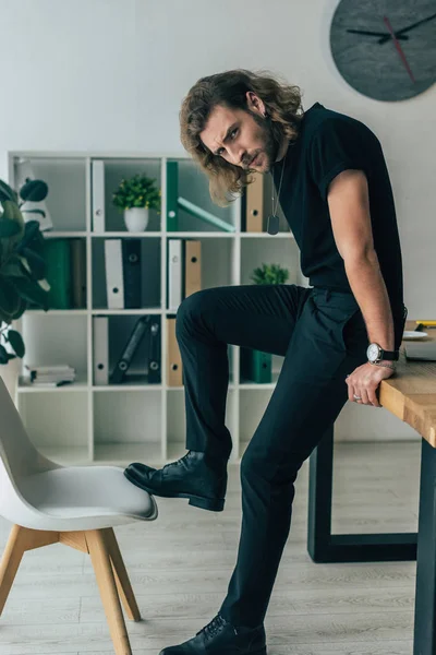 Fashionable Casual Businessman Total Black Outfit Posing Office Table — Stock Photo, Image