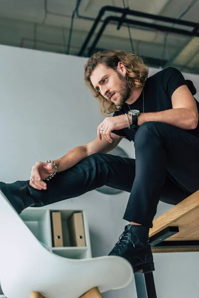 Visão Baixo Ângulo Homem Negócios Casual Moda Roupa Preta Total — Fotografia de Stock