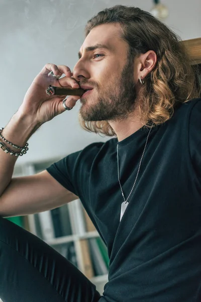 Модний Випадковий Бізнесмен Загальному Чорному Вбранні Куріння Сигари Офісі — стокове фото