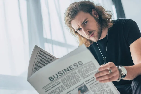 Foco Seletivo Empresário Casual Moda Roupa Preta Total Segurando Jornal — Fotografia de Stock