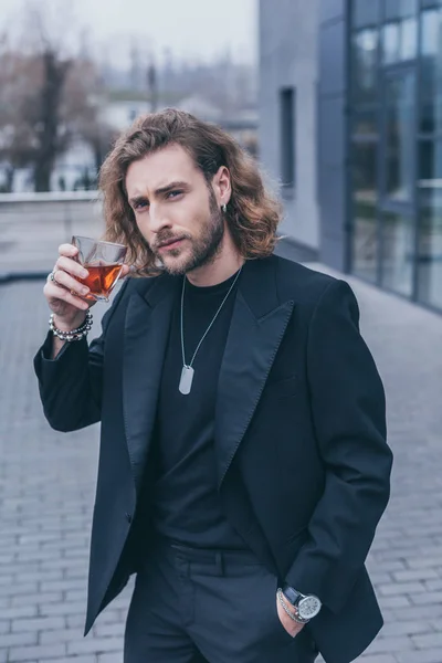 Hombre Negocios Moda Traje Negro Sosteniendo Vaso Whisky Con Mano — Foto de Stock