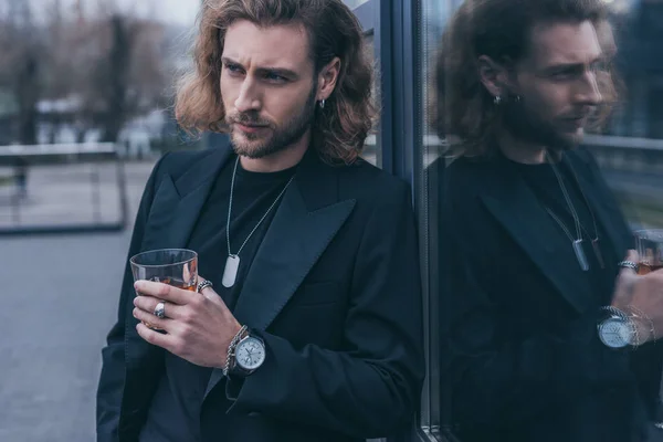 Homme Affaires Mode Costume Noir Tenant Verre Whisky Près Immeuble — Photo