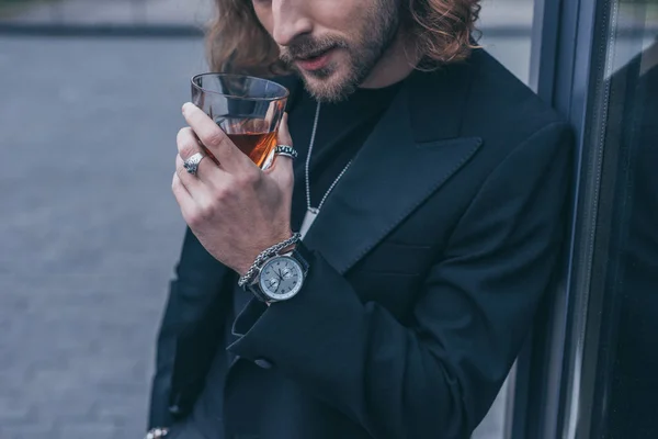 Vue Recadrée Homme Affaires Mode Costume Noir Buvant Whisky Près — Photo