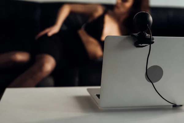 Selektiver Fokus Des Laptops Mit Webkamera Und Sexy Mädchen Auf — Stockfoto