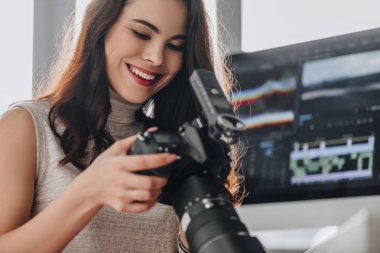 Dijital kamera tutan mutlu sanat editörünün seçici odağı 
