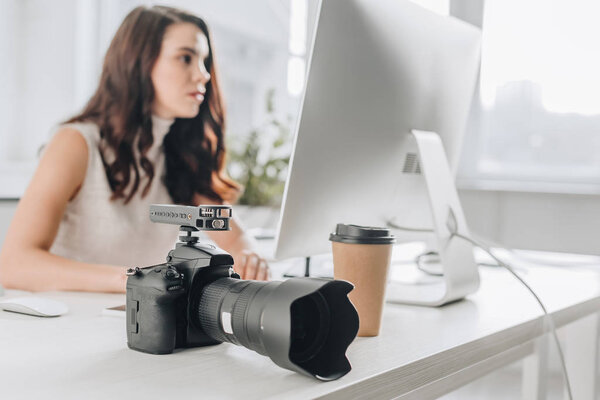 избирательный фокус цифровой камеры рядом с привлекательным художественным редактором в студии
 