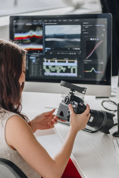 Editor Segurando Câmera Digital Perto Mesa Com Monitores Computador — Fotografia de Stock