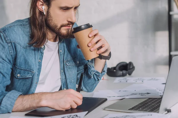 Barbudo Animador Auriculares Inalámbricos Sosteniendo Taza Papel — Foto de Stock