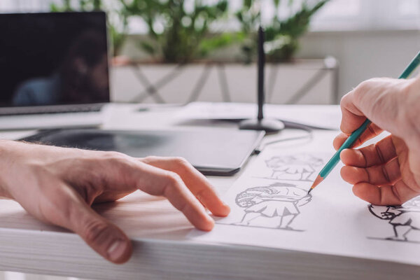 обрезанный вид иллюстратора рисования карикатурных эскизов
 